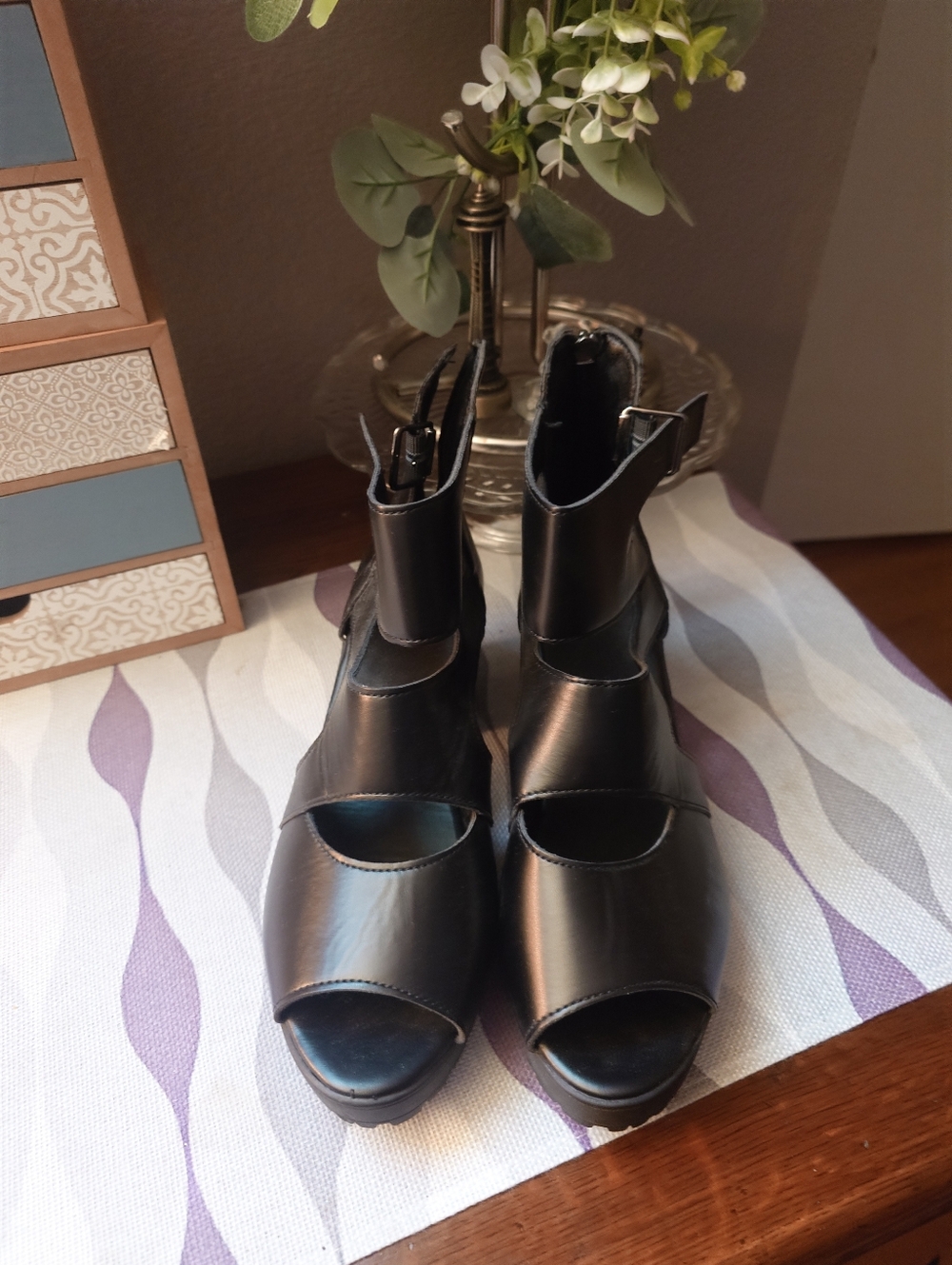 Women's Black Cutout Chunky Heel Sandals - Picture 3 of 6